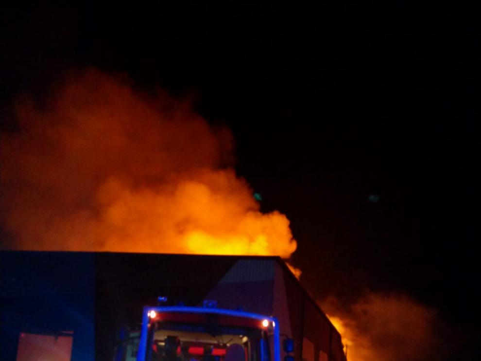 Incendio en unas naves de forrajes en Sobradiel