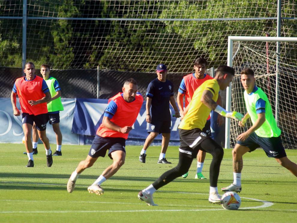 Ambriz observa a los jugadores durante su primer entrenamiento con la SD Huesca.
