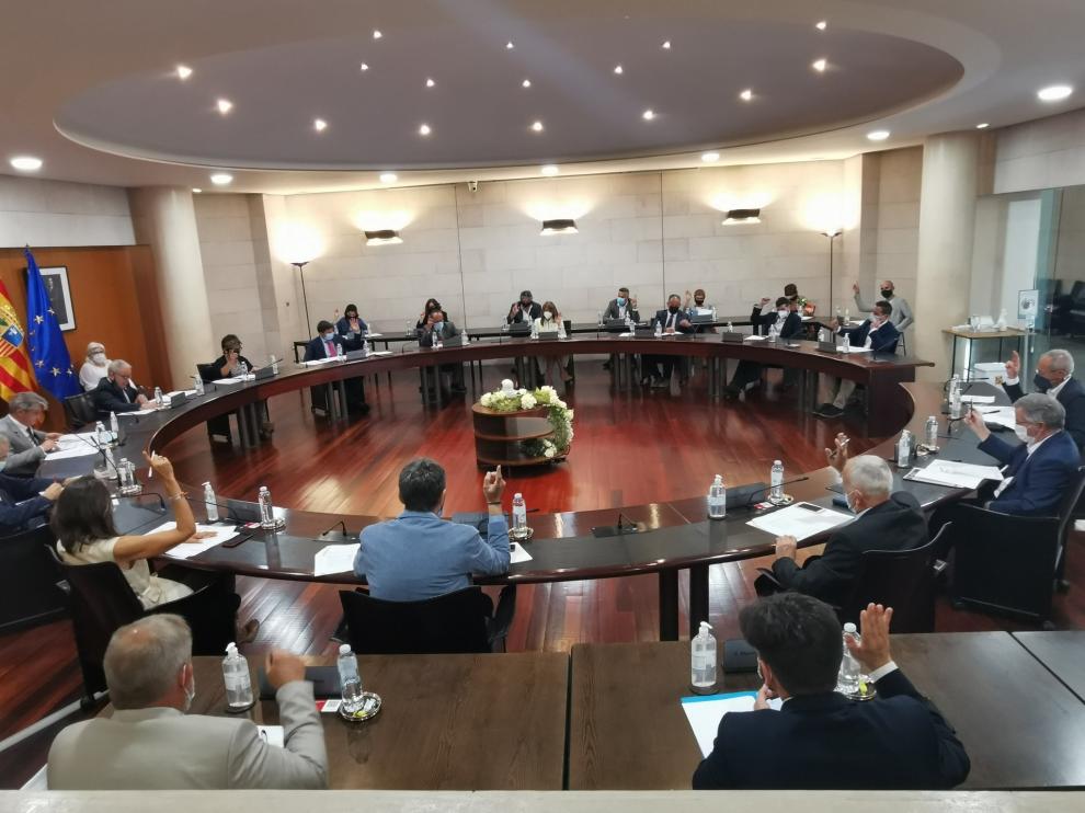 Los diputados provinciales durante una votación en el pleno de este jueves.