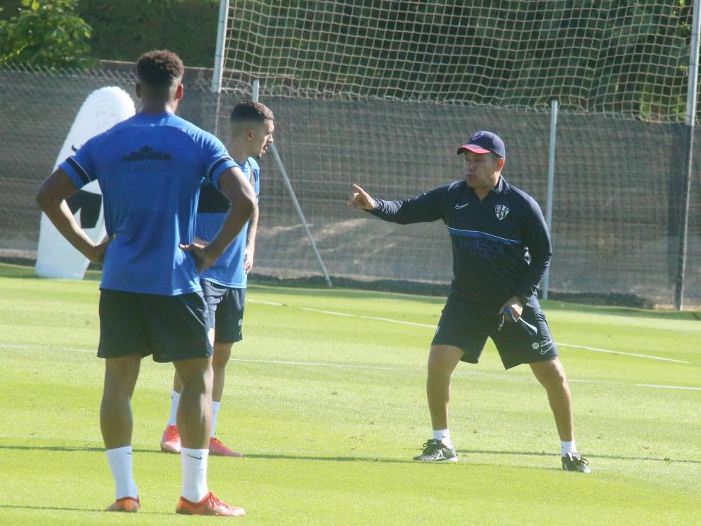 Ambriz se dirige a Joaquín Muñoz y Carlos Kevin durante el entrenamiento de este viernes.