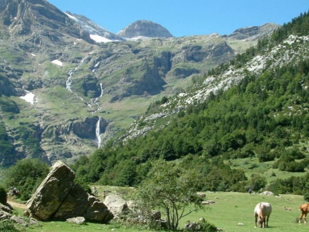 Cascada del Cinca o de Marboré, vista desde los llanos de La Larri.
