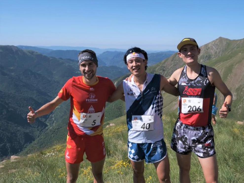 Daniel Osanz, junto al campeón y al tercer clasificado en la prueba de kilómetro vertical del Mundial de skyrunning.