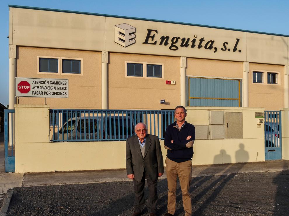 En la imagen, Jesús Enguita y su padre Ambrosio Enguita, en la sede de la empresa en el polígono Malpica. E.E.