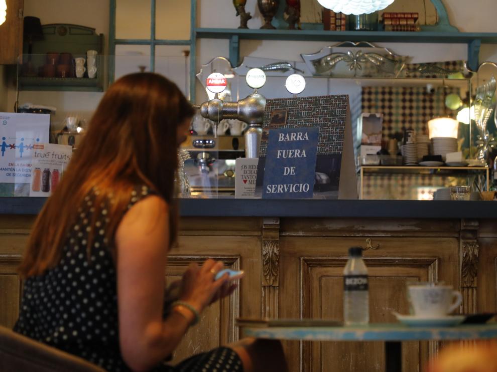 Los bares y cafeterías han tenido que volver a cerrar sus barras este viernes.