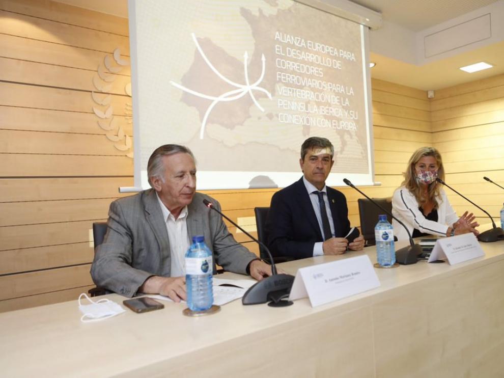 Salvador Galve, presidente de Coiiar, flanqueado por Antonio Morlanes, presidente de Aragonex, y Berta Lorente, de la Cámara de Comercio de Zaragoza.