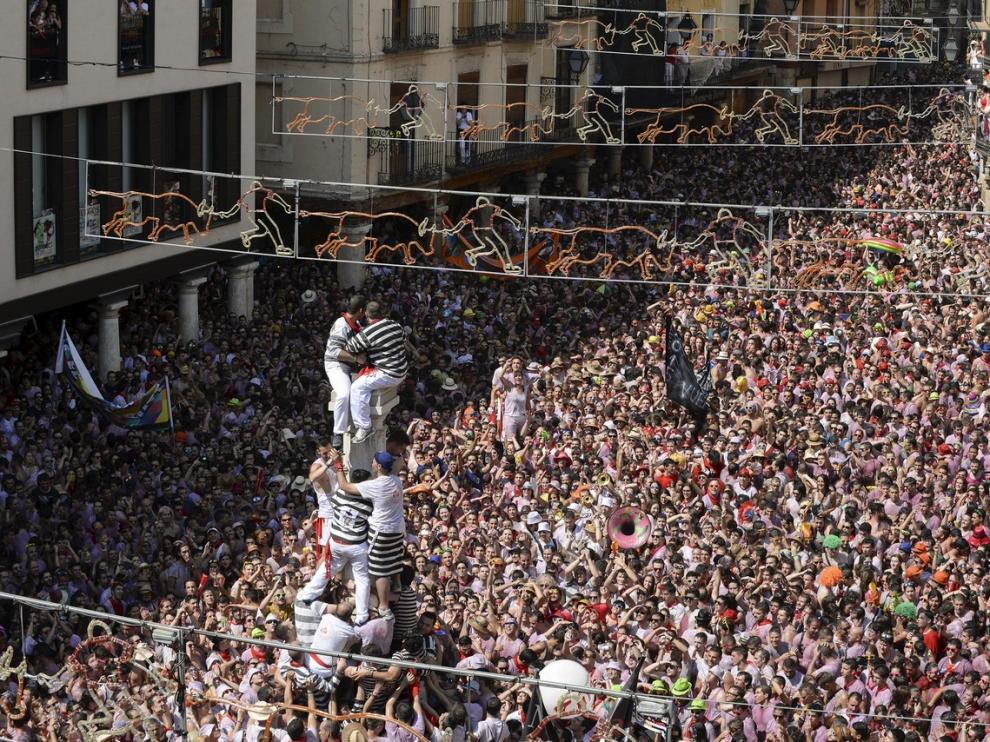 En el que sería el día grande las fiestas, suspendidas por segundo año consecutivo, recuperamos algunos de los mejores momentos que nos han dejado las dos últimas décadas de celebración de La Vaquilla: de la emoción de las puestas del pañuelo a la diversión de verbenas, conciertos, almuerzos, cabezudos y charangas.