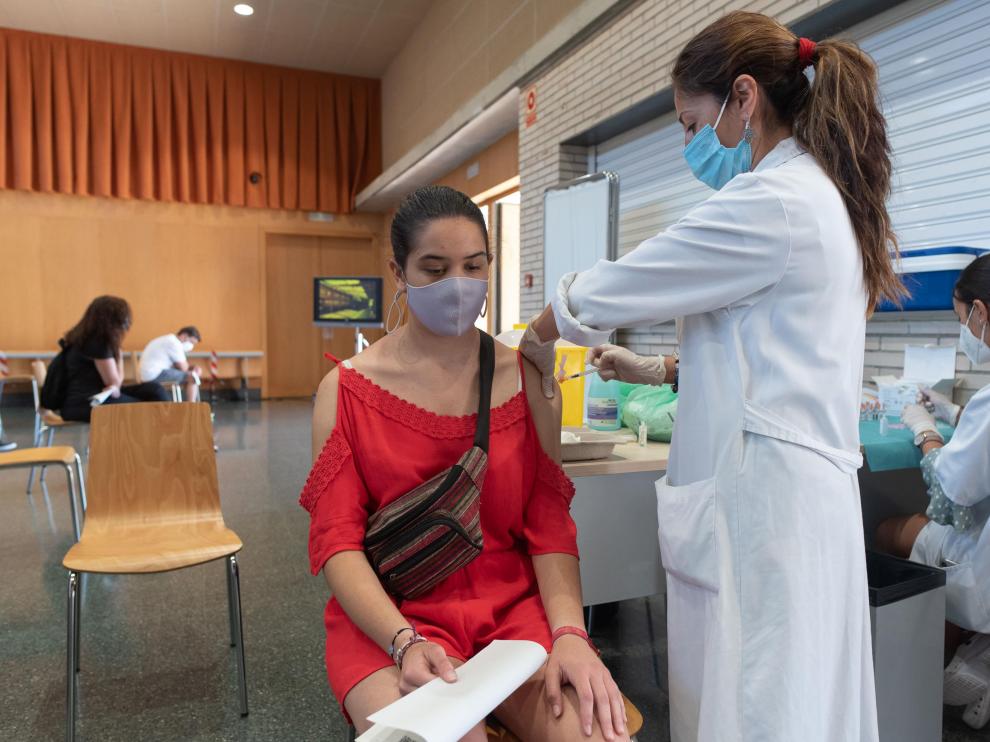 Sara Gutiérrez, ayer, mientras le ponían la primera dosis de Pfizer en el centro cívico de Oliver.
