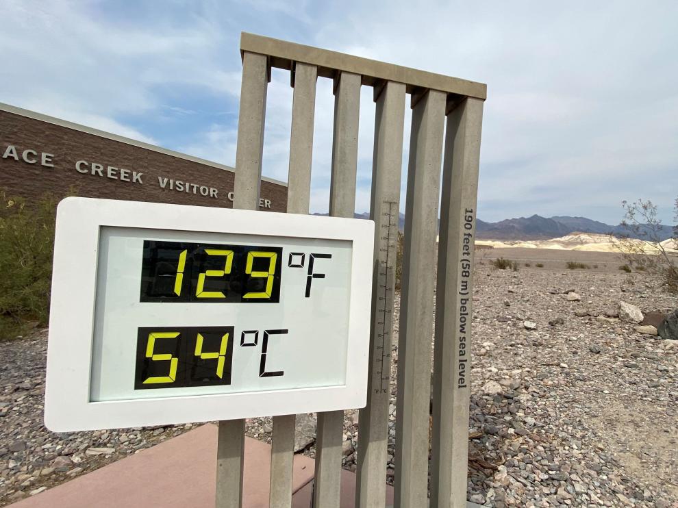 Un termómetro en el Centro de Visitantes del Parque Nacional del Valle de la Muerte, en California, marca 54 grados