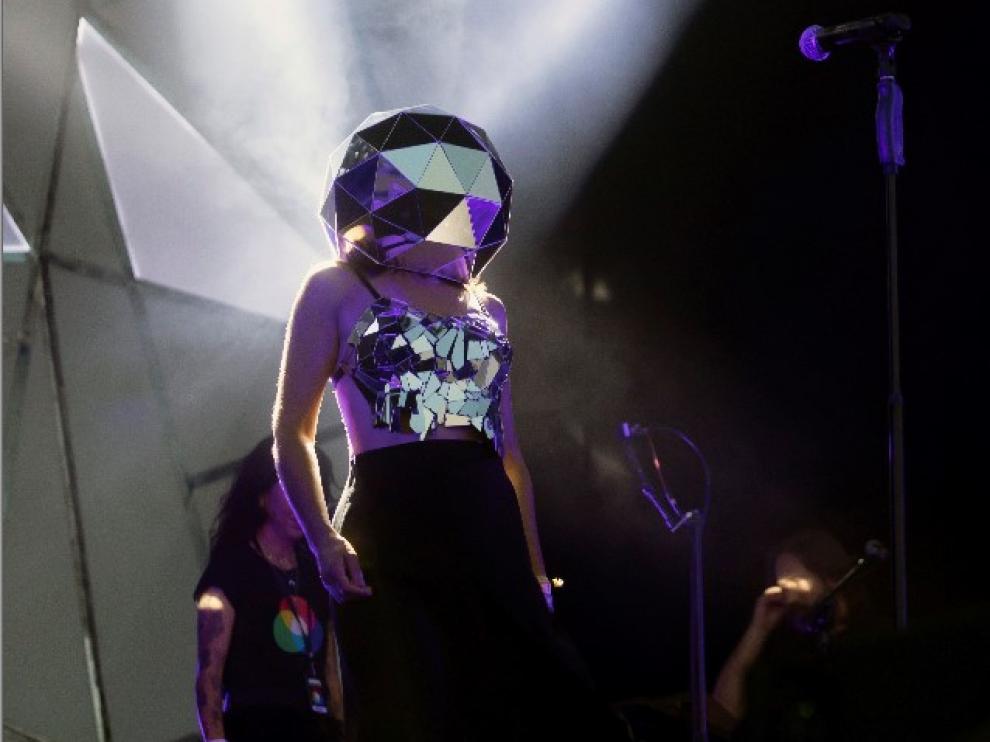 Eva Amaral, deslumbrante con su casco de 'Salto al color'.
