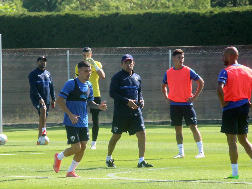 Ambriz, durante un entrenamiento de la SD Huesca.