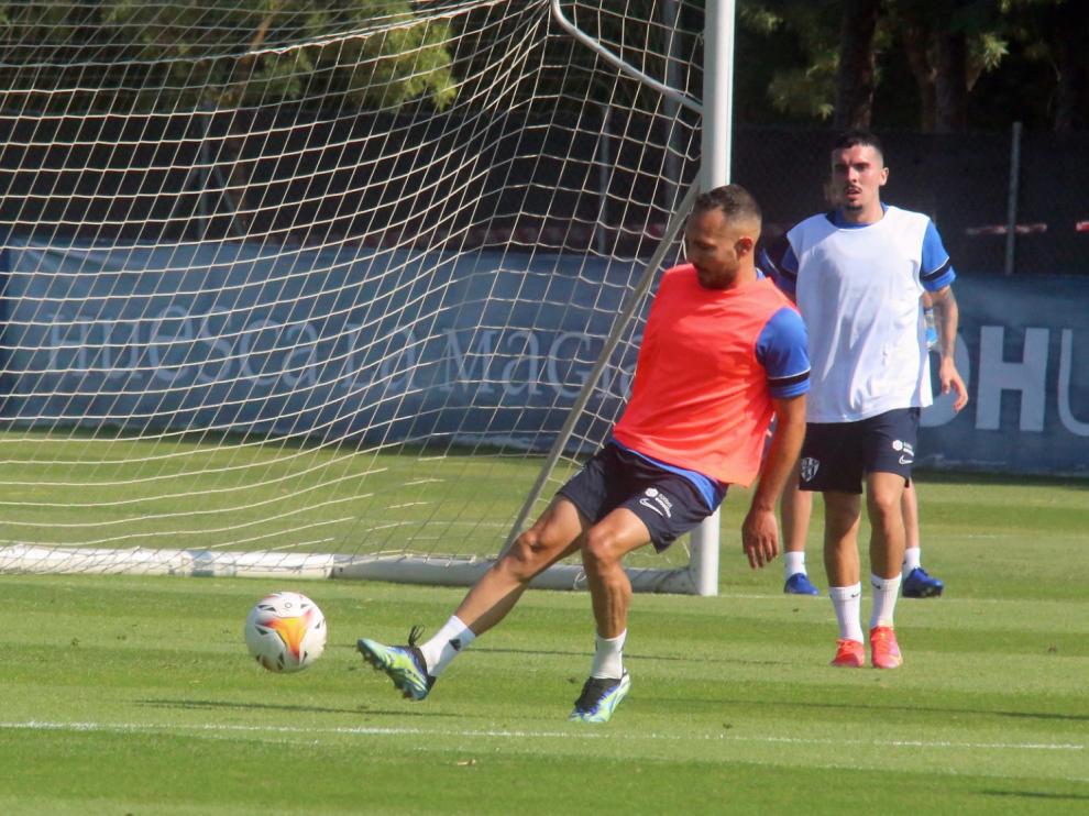 David Ferreiro, durante el entrenamiento matinal de este sábado de la SD Huesca.