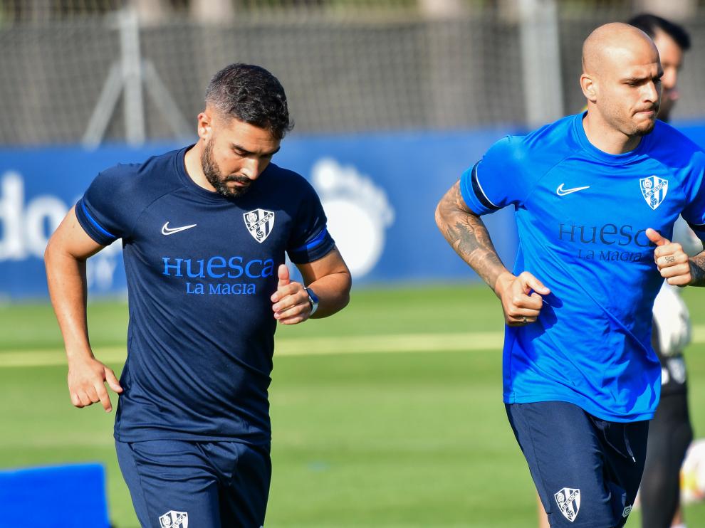 Sandro Ramírez, delantero de la SD Huesca, junto al readaptador Jordi Carracedo, durante el entrenamiento de este sábado.
