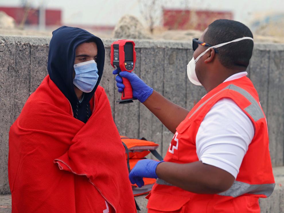Trece inmigrantes marroquíes rescatados en aguas del Estrecho