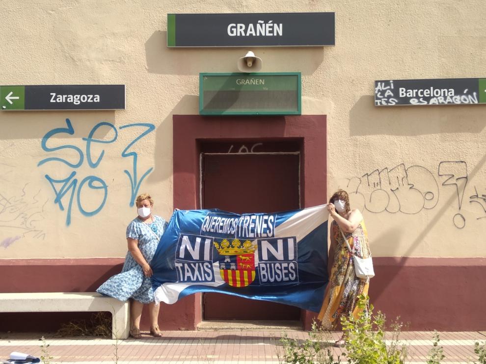 Protestas en los andenes de Grañén y Tardienta este domingo.