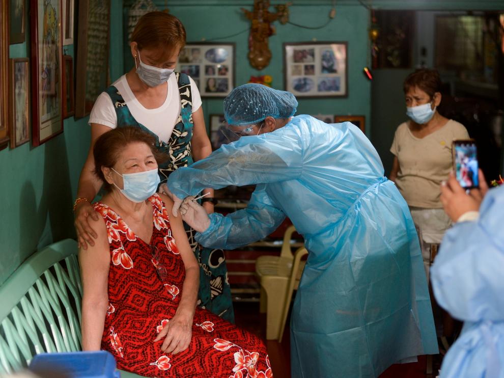 FILE PHOTO: Coronavirus disease (COVID-19) outbreak in Manila