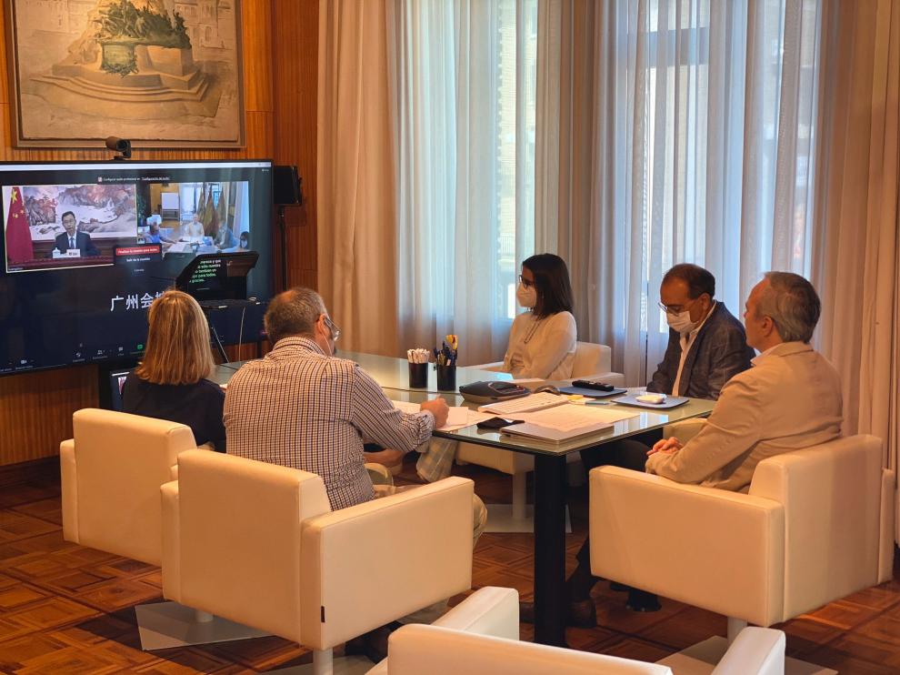 Azcón dialoga con el alcalde de Cantón para "estrechar las relaciones" comerciales y culturales.