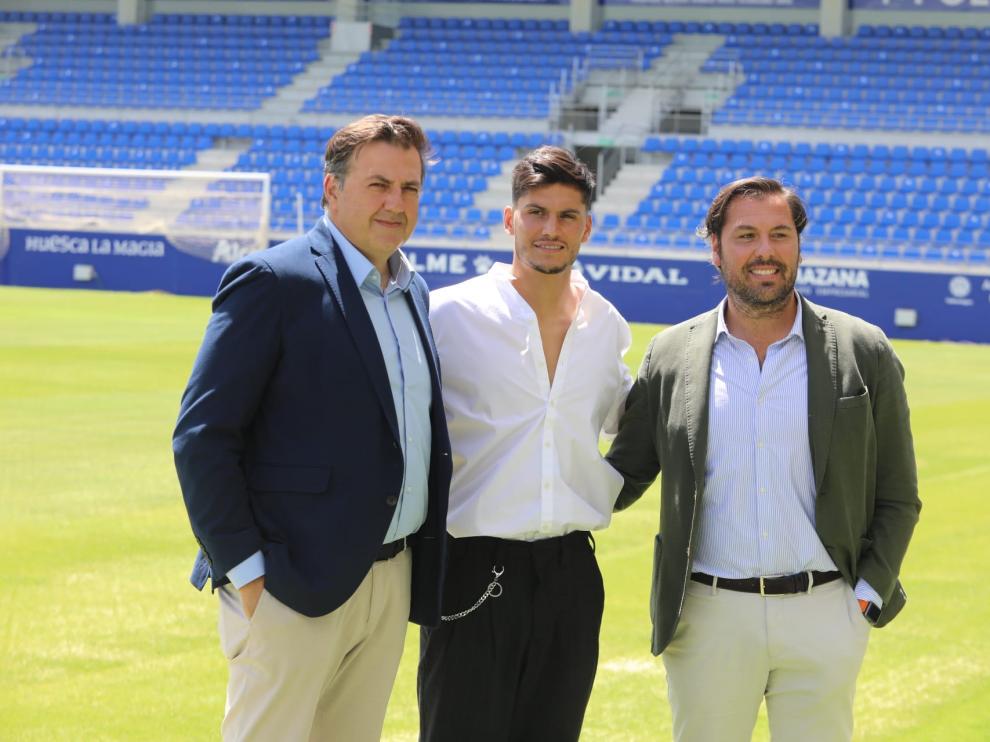 Cristian Salvador, entre Manolo Torres y Rubén García.