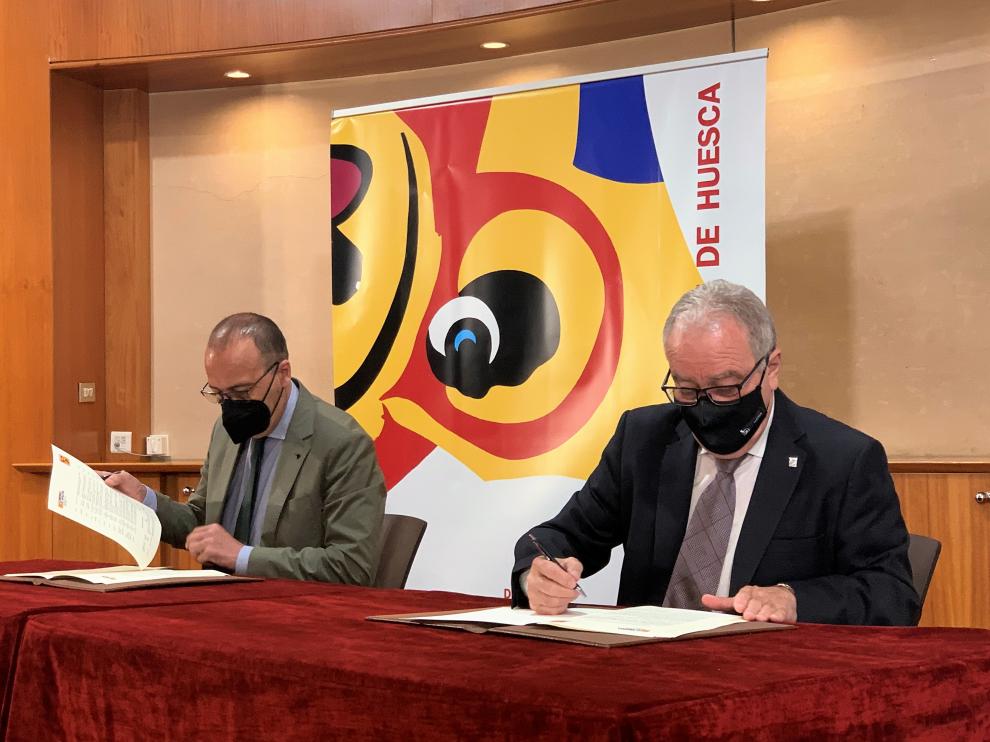 El consejero de Educación, Felipe Faci (i), y el presidente de la DPH, Miguel Gracias, durante la firma del convenio.