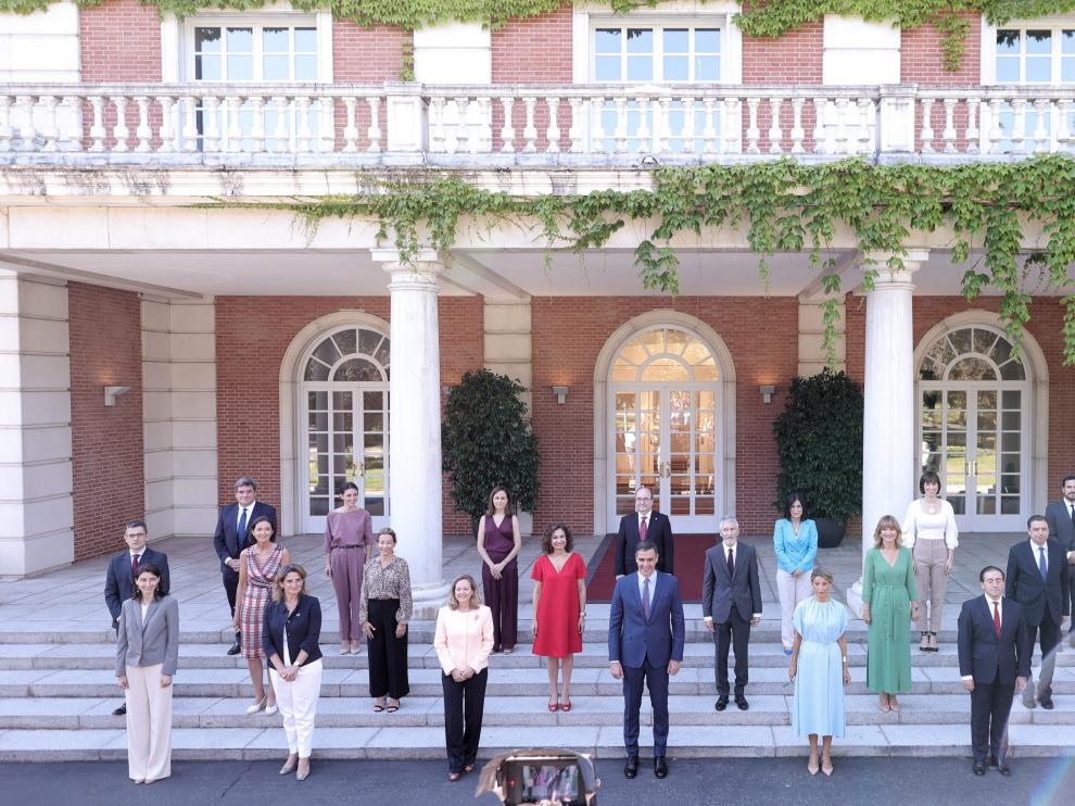 Foto de familia de todos los ministros en la escalinata del Palacio de la Moncloa