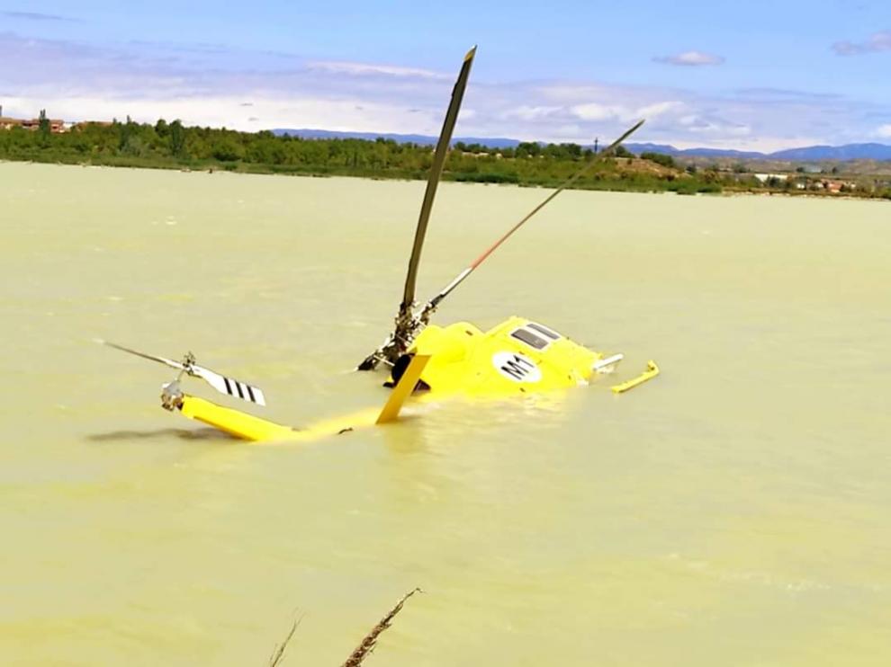Helicóptero de Bomberos semihundido en la estanca del Gancho de Ejea