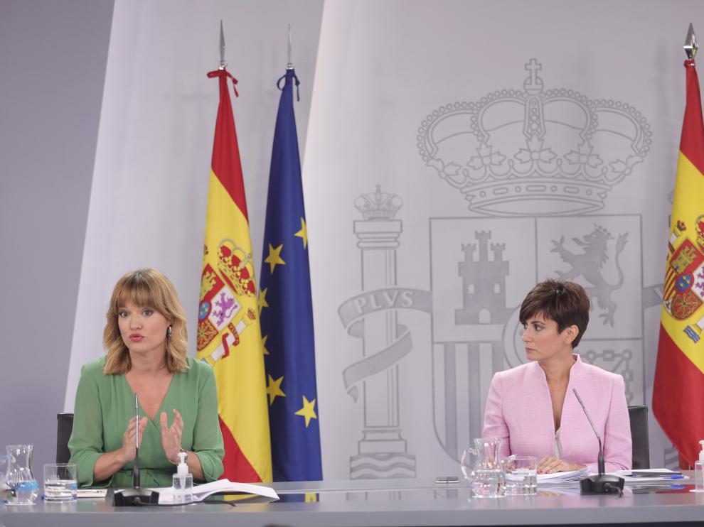 Pilar Alegría junto a la nueva portavoz del Gobierno, Isabel Rodríguez, en la rueda de prensa del Consejo de Ministros