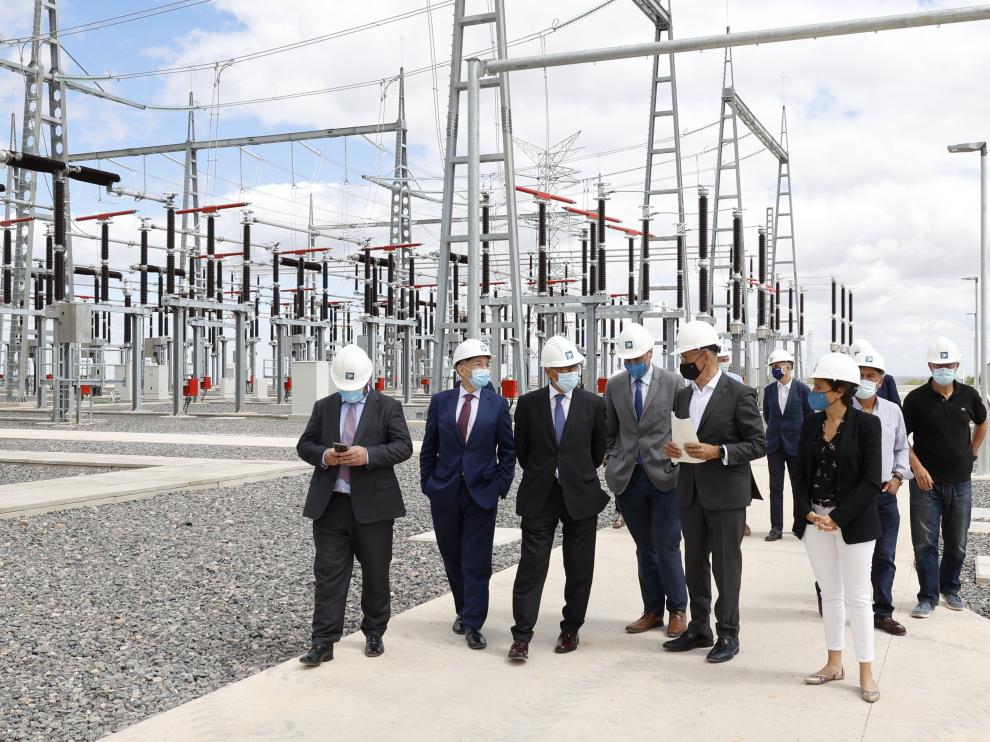 Responsables de Red Eléctrica, del Gobierno de Aragón y otras autoridades, ayer en Cariñena.