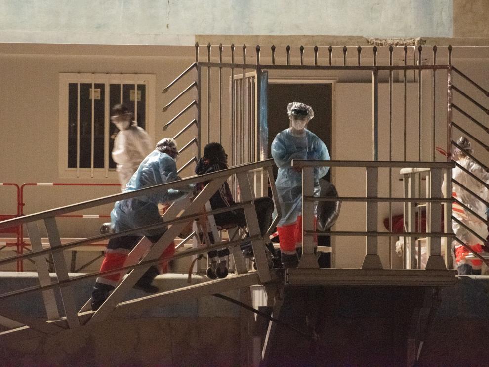 Salvamento rescata a 50 personas en una neumática al sur de Fuerteventura, entre ellas una niña