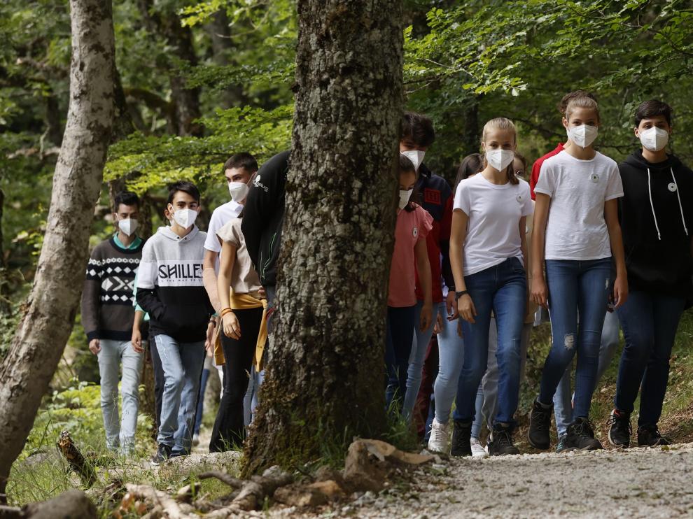 Leonor y Sofía acompañadas de otros jóvenes en la plantación