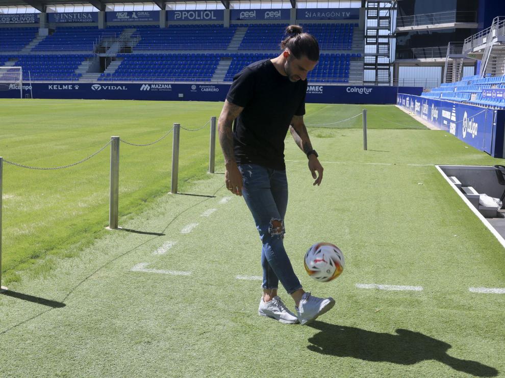 Marc Mateu da toques a la pelota tras su presentación.