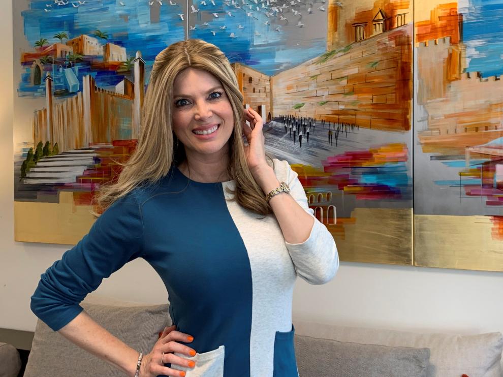 Sarah Mintz (antes Maritza Rodríguez) posa en su casa en Jerusalén durante una entrevista.