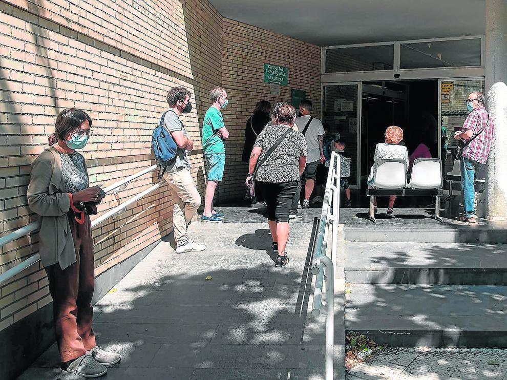 Varios pacientes esperaban ayer en el centro de salud de Univérsitas a ser atendidos.