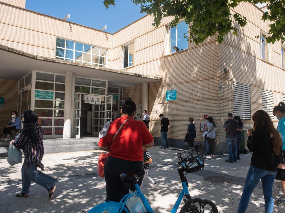 Fila a la entrada del centro de salud de Universitas en Zaragoza este miércoles