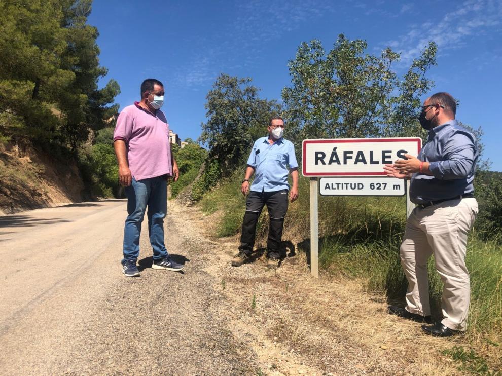 Izquierdo con el alcalde de Ráfales, José Ramón Arrufat, y el teniente de alcalde Miguel Romer.