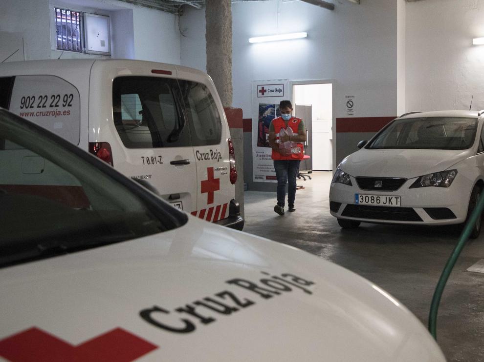 La Unidad de Emergencia Social (UES) de Cruz Roja de Zaragoza en su itinerario nocturno en una noche de verano.