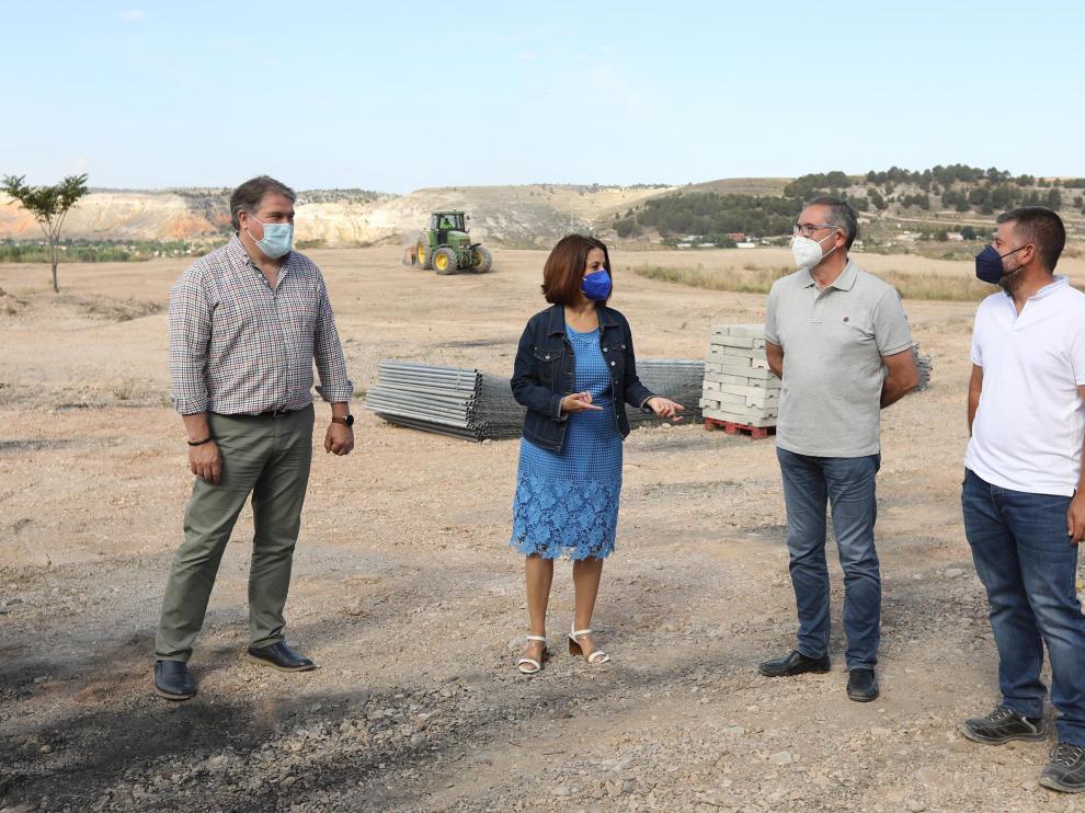 Los dirigentes, junto al director de obra, en la visita de una de las explanadas en obras.