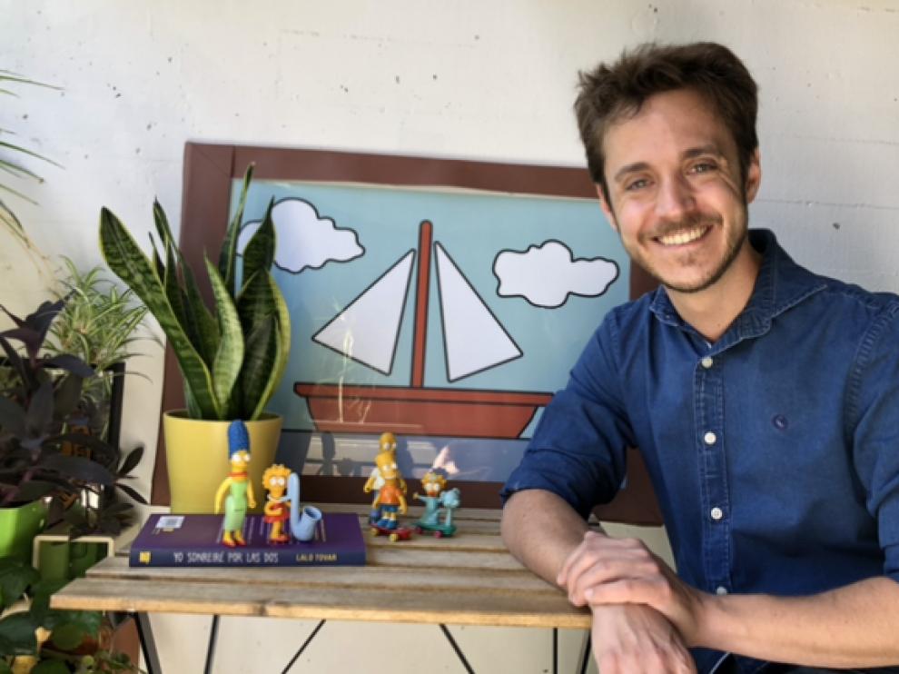 Lalo Tovar, junto a un pequeño altar doméstico de los dibujos animados.