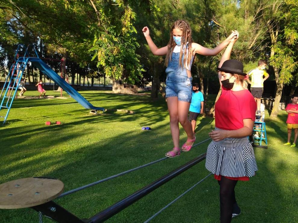 Artmósfera llevó su feria del circo hasta la localidad de Tardienta.
