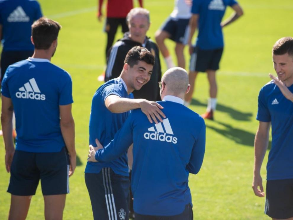 Clemente bromea con Lasure en el entrenamiento