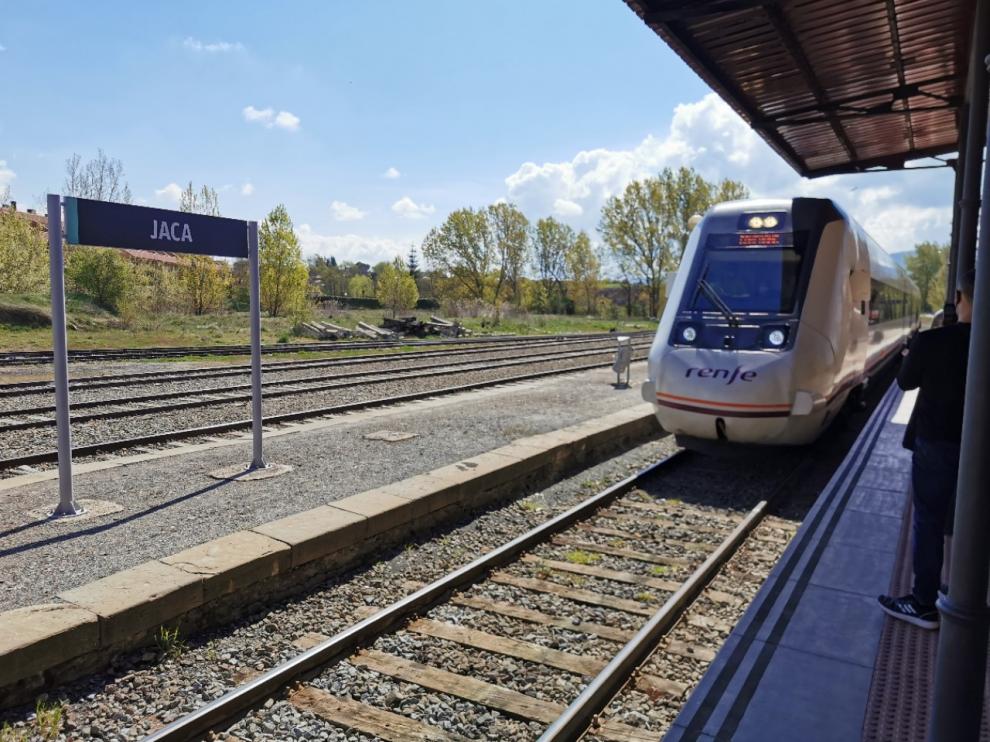 Tren entre Jaca y Huesca