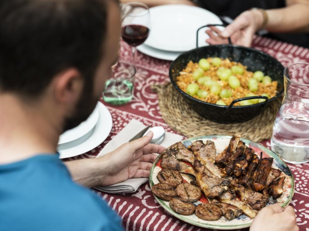 La parrillada de ternasco incluye chuletillas, mini hamburguesas y churrasquitos.