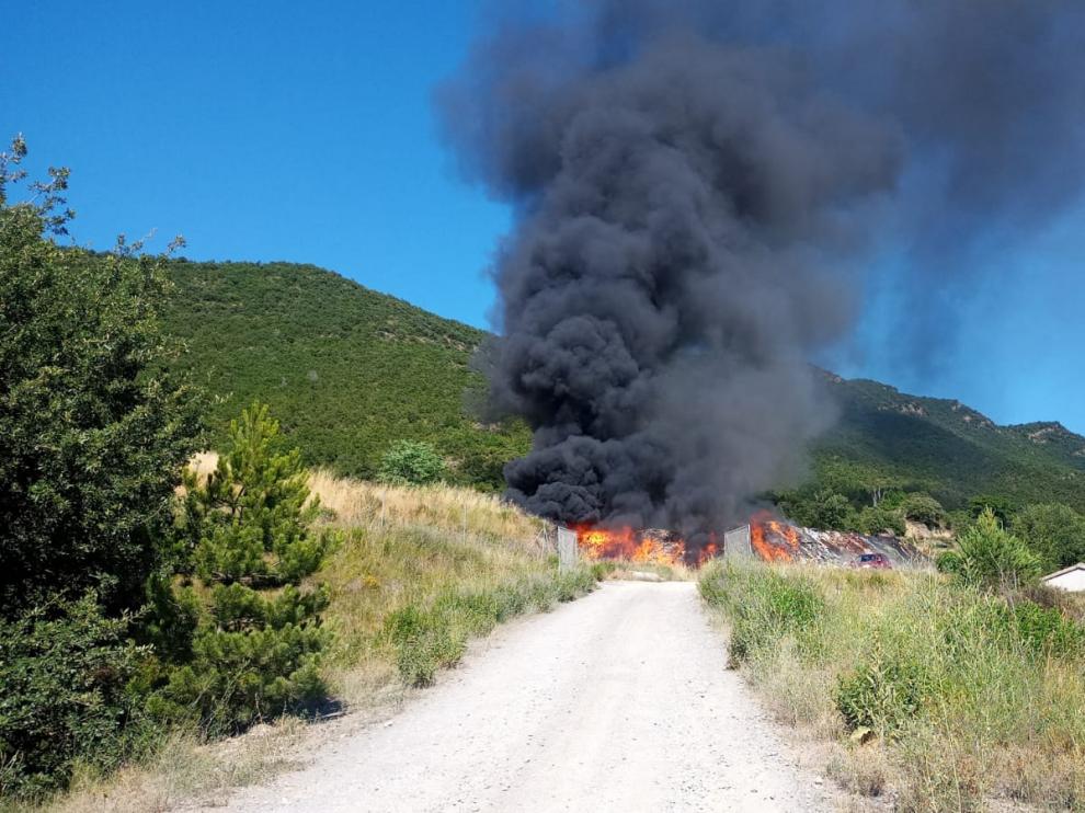 Los bomberos están intentando controlar el fuego en el vertedero.