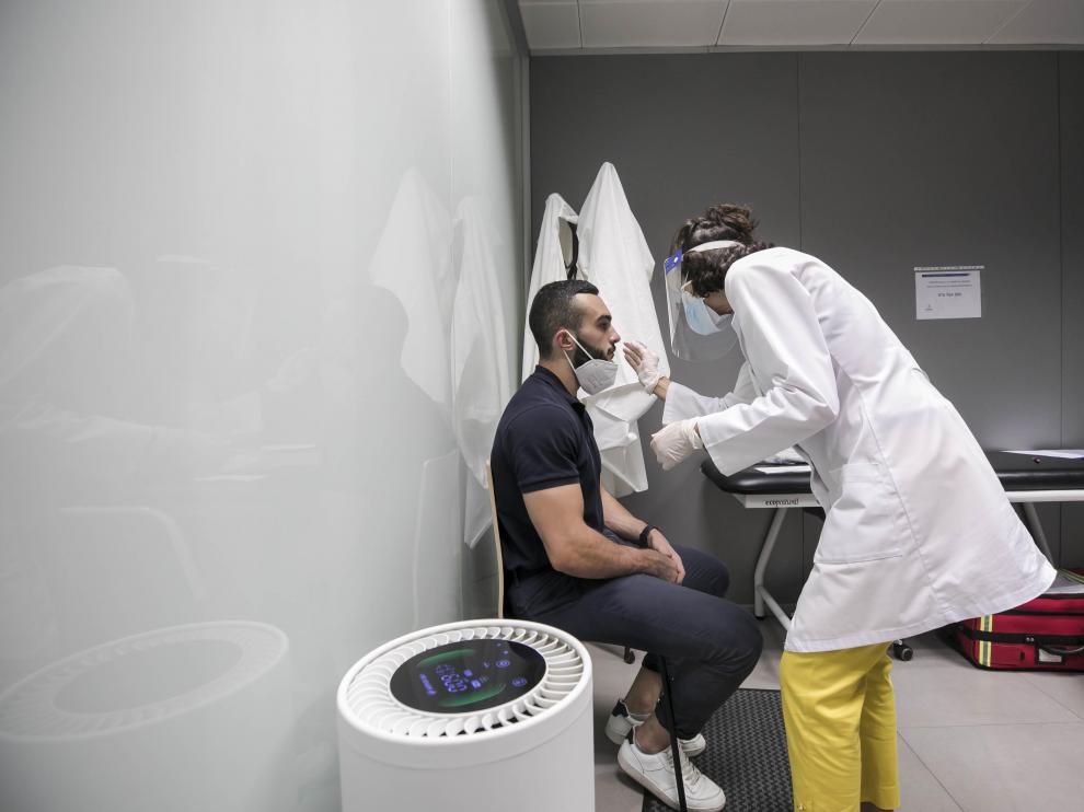 Prueba PCR este viernes en el Centro Médico Palafox de Zaragoza.