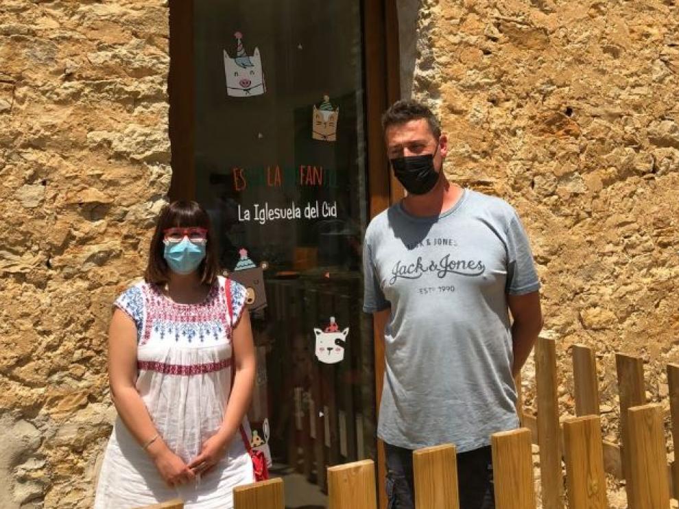 S. Traver, diputada de Educación, Bienestar Social e Igualdad de la DPT, junto a F. Sanfont, alcalde de La Iglesuela del Cid.