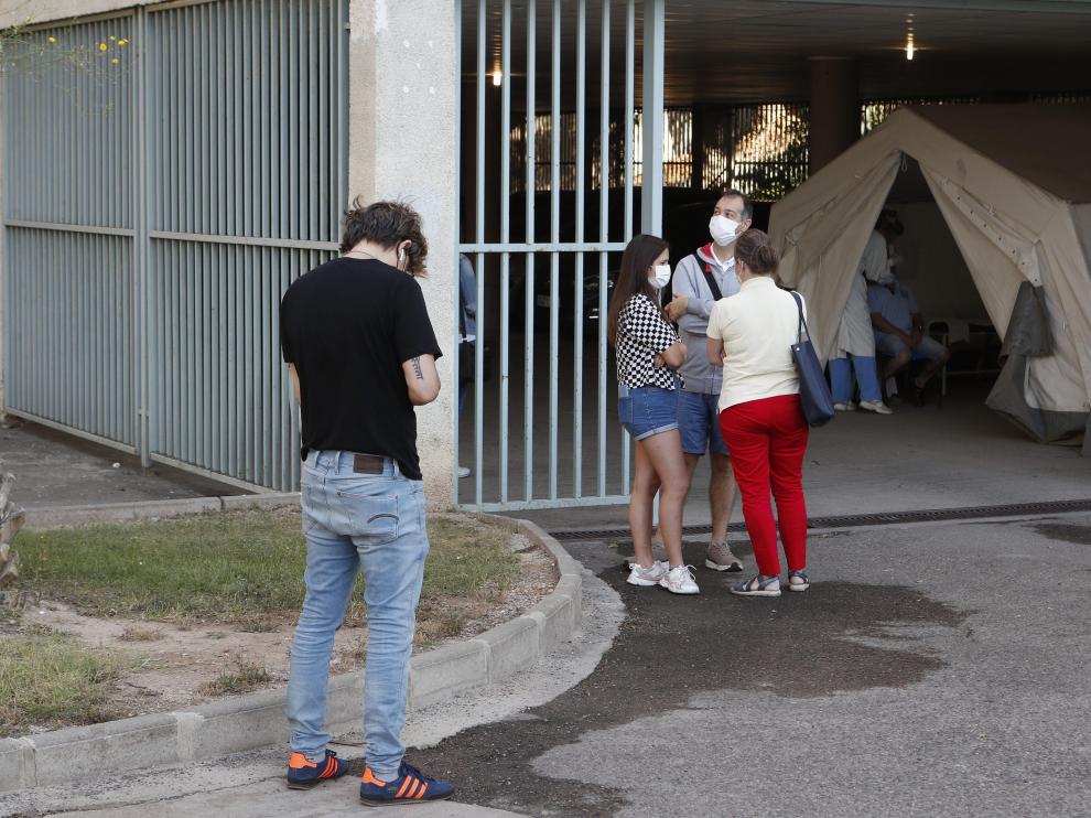 Varias personas, ayer, a la espera de entrar a la carpa donde se hacen las pruebas diagnósticas en centro de salud de Torre Ramona.