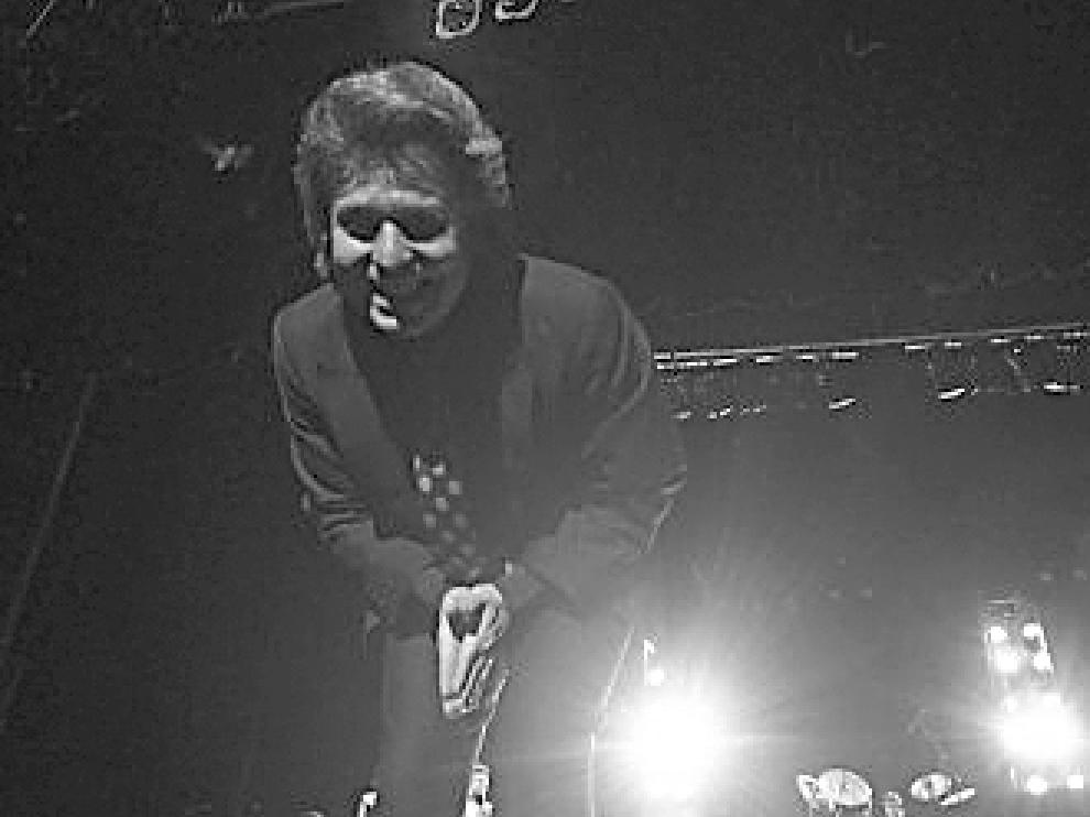 El cantante Raphael, durante uno de sus conciertos en el Teatro Fleta, en 1992.