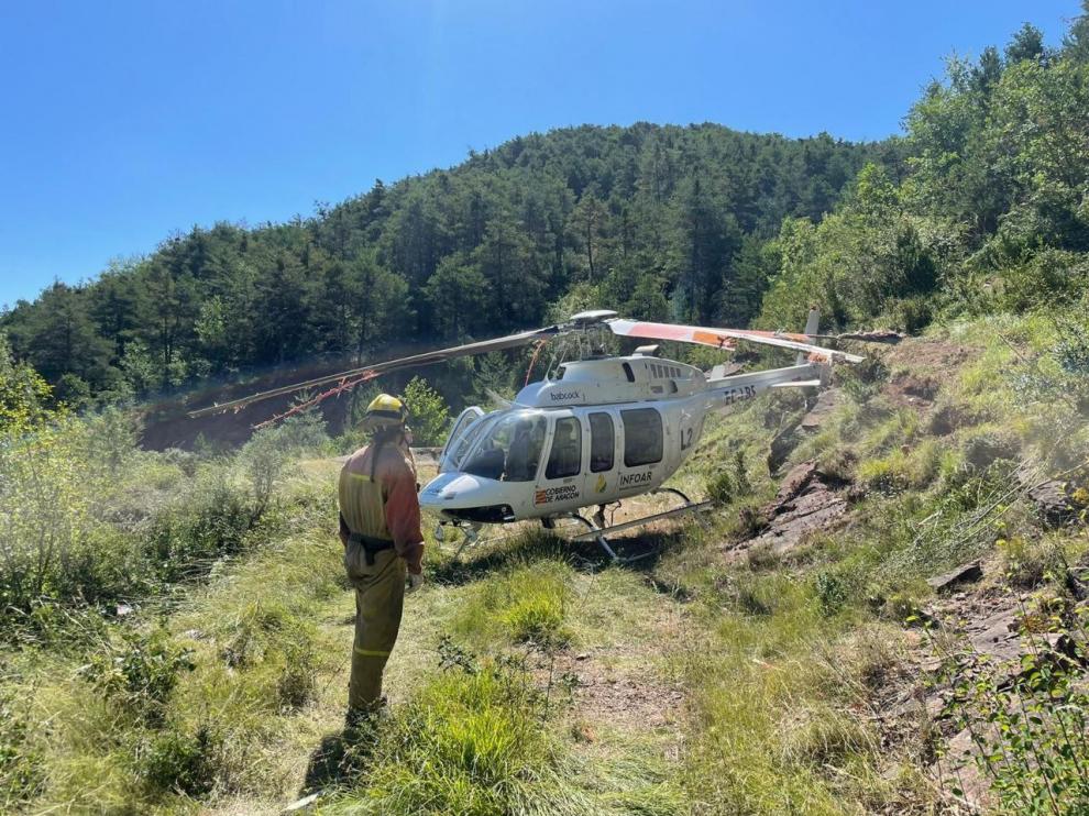 El helicóptero de extinción de incendios tras el accidente en Boltaña.