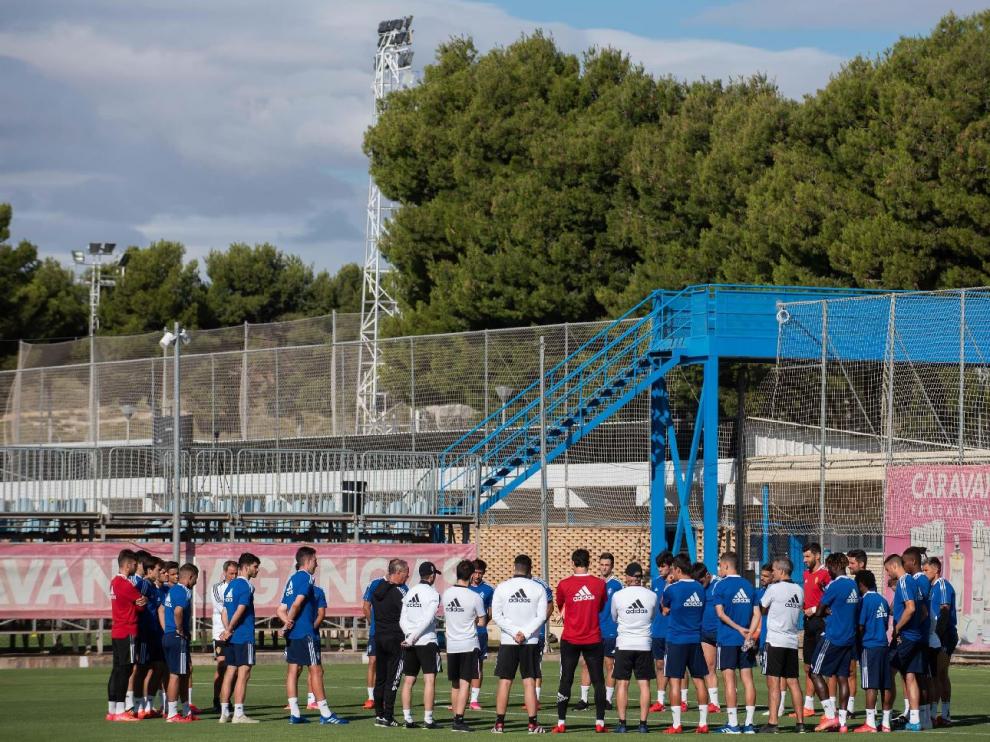 La plantilla del Real Zaragoza, en un ensayo de principios de semana en la Ciudad Deportiva.