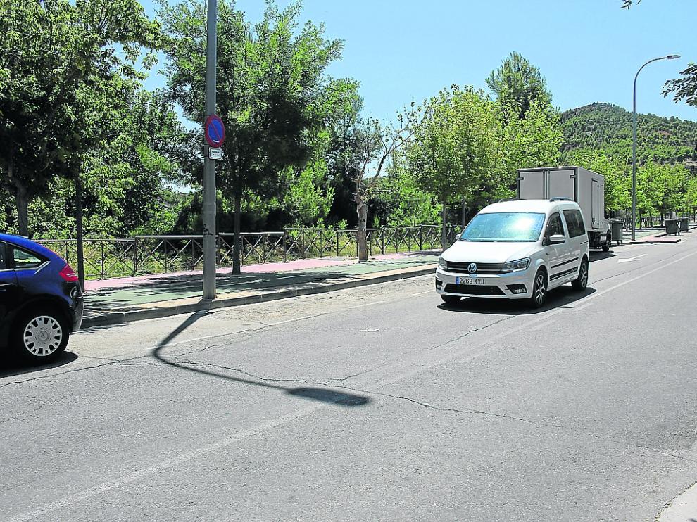 Grietas en la calzada en la zona del talud de la ronda de Caspe.