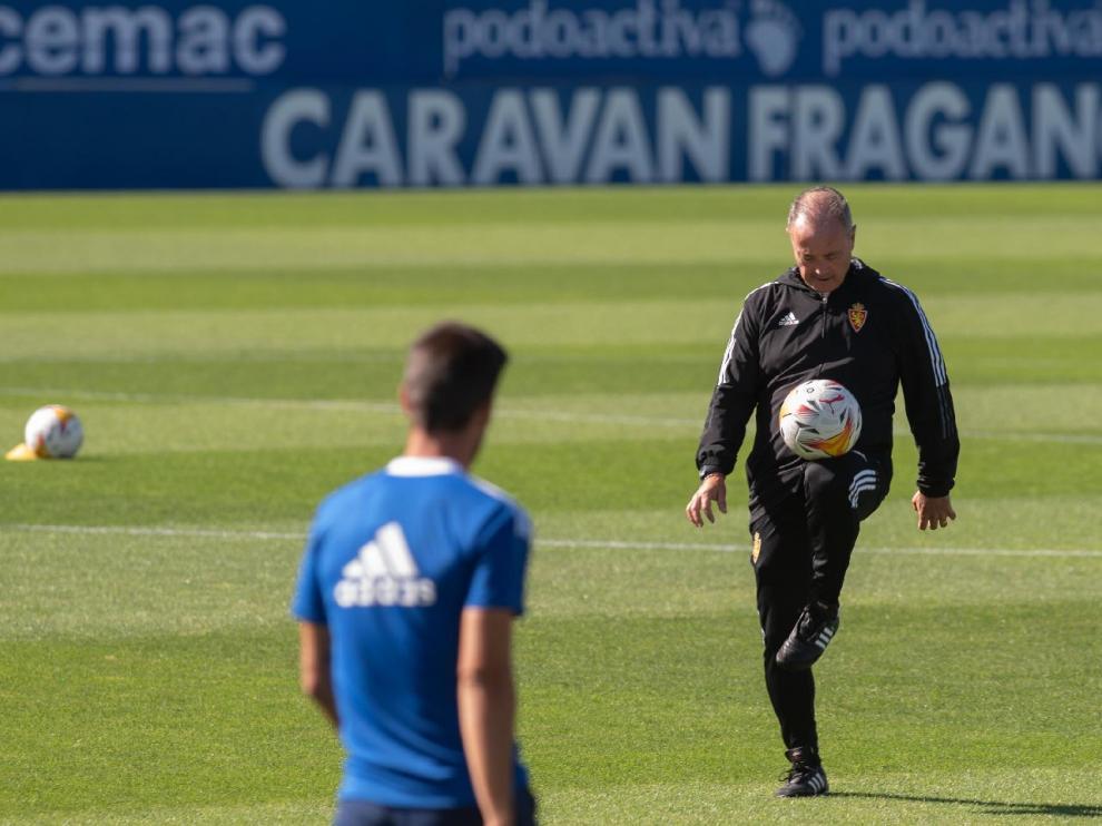 Juan Ignacio Martínez ‘Jim’ juega con el balón ante la mirada de Adrián.