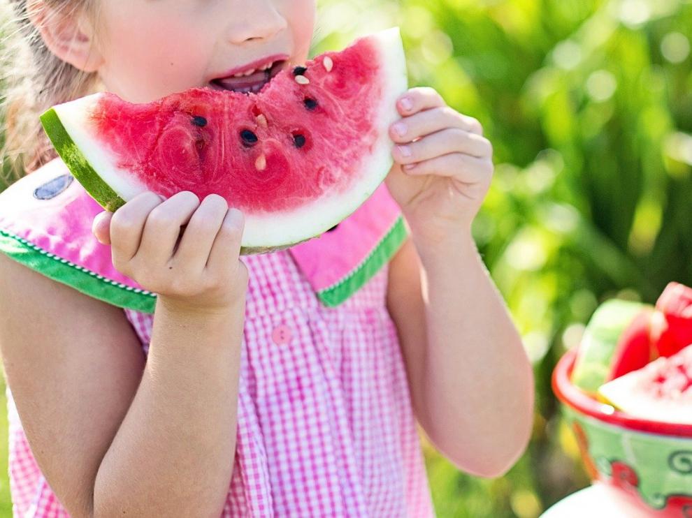 Educar en una alimentación sana es una forma de que los niños aprendan hábitos saludable.